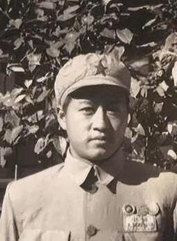 1949年，一个23岁的副营长带12个战士，不放一枪，就俘虏了国军一个师，包括师