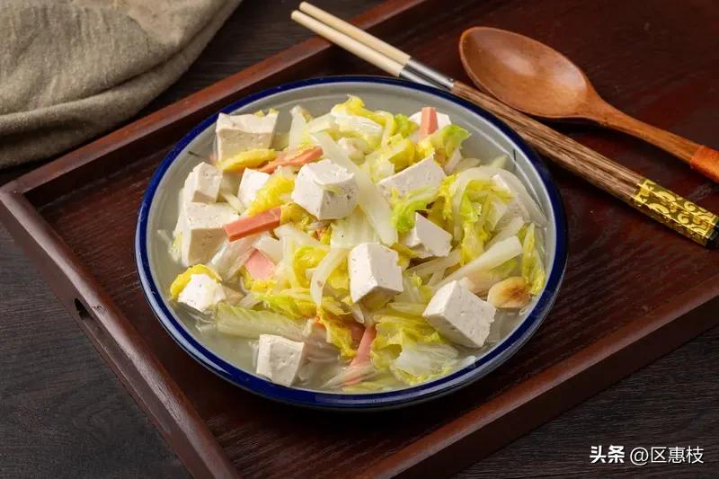 豆腐和白菜当然能一起吃，而且是绝佳搭配！像经典的白菜炖豆腐，那可是家常菜中的明星