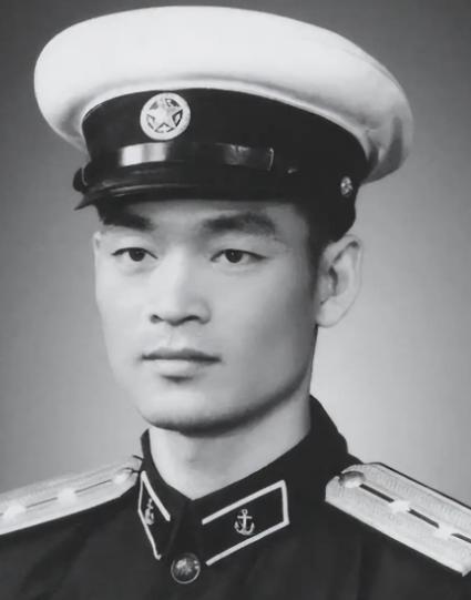 1948年，一名19岁穷小伙冲进华东军区大院，大声呼喊要找亲生父亲，许世友闻声出