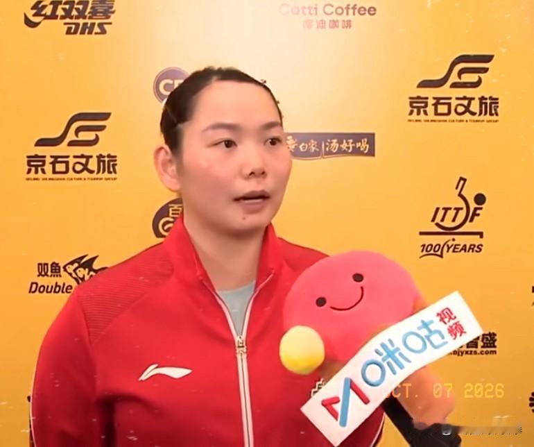 何卓佳赢了王晓彤，
赛后那番话听着实在，
其实也挺在理，她说自己没啥变化，赢在比