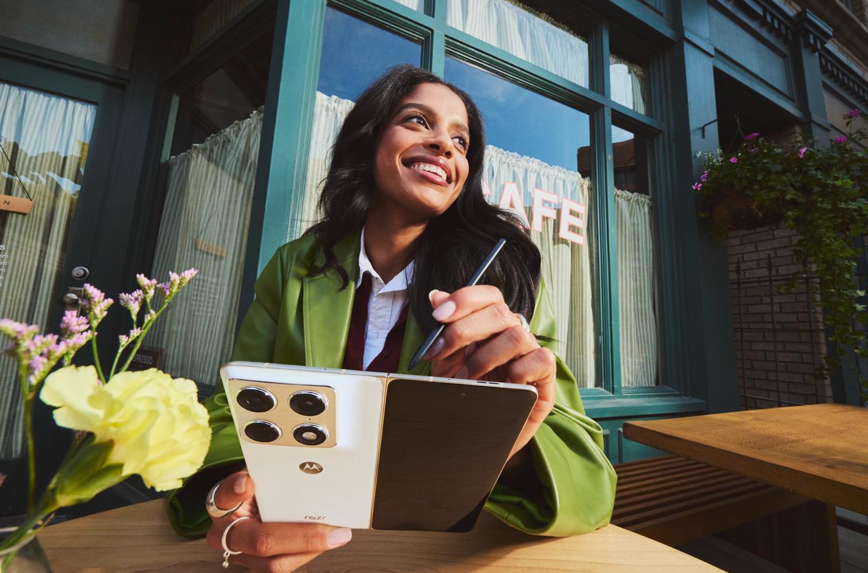 联想moto首款“大折叠”亮相：展开厚度4.55mm，定价1