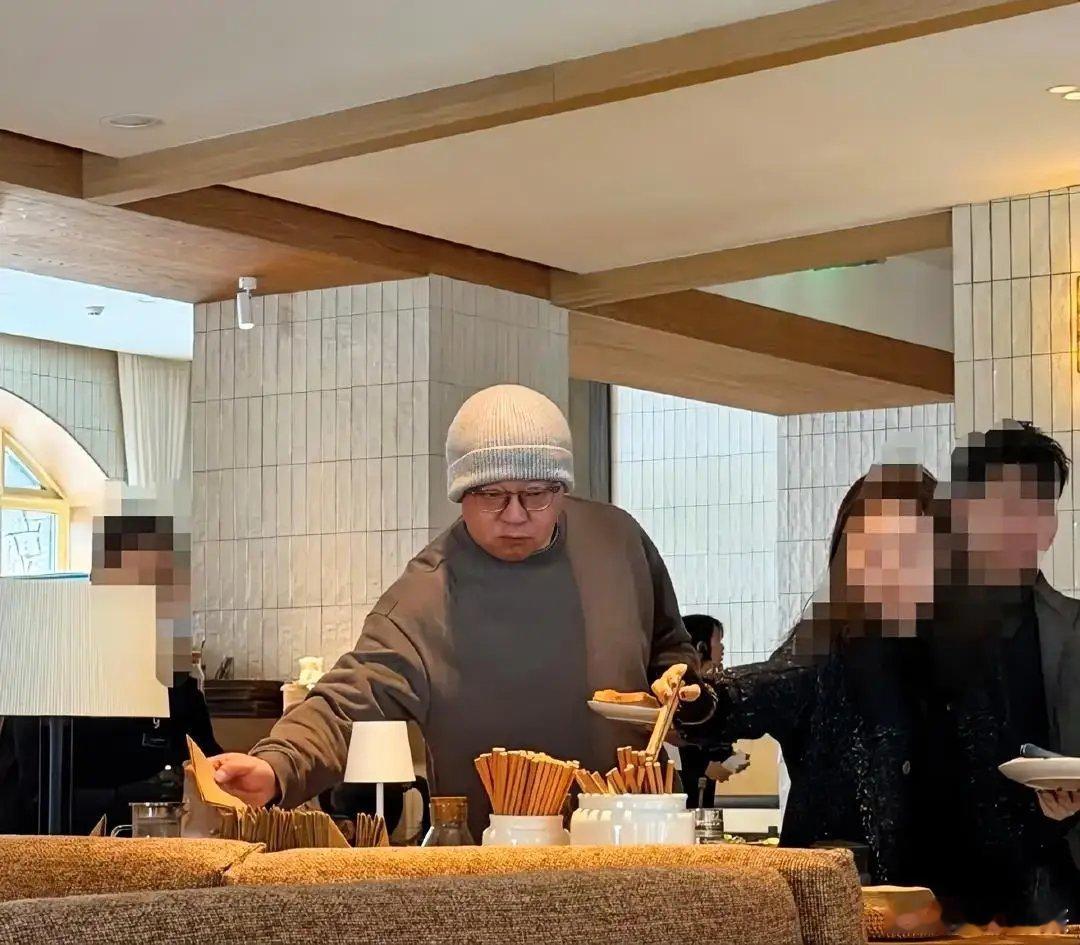 绝了！摇滚传奇胖成普通大爷，窦唯用56岁告诉我们：什么才是真正的奢侈！网友餐厅偶