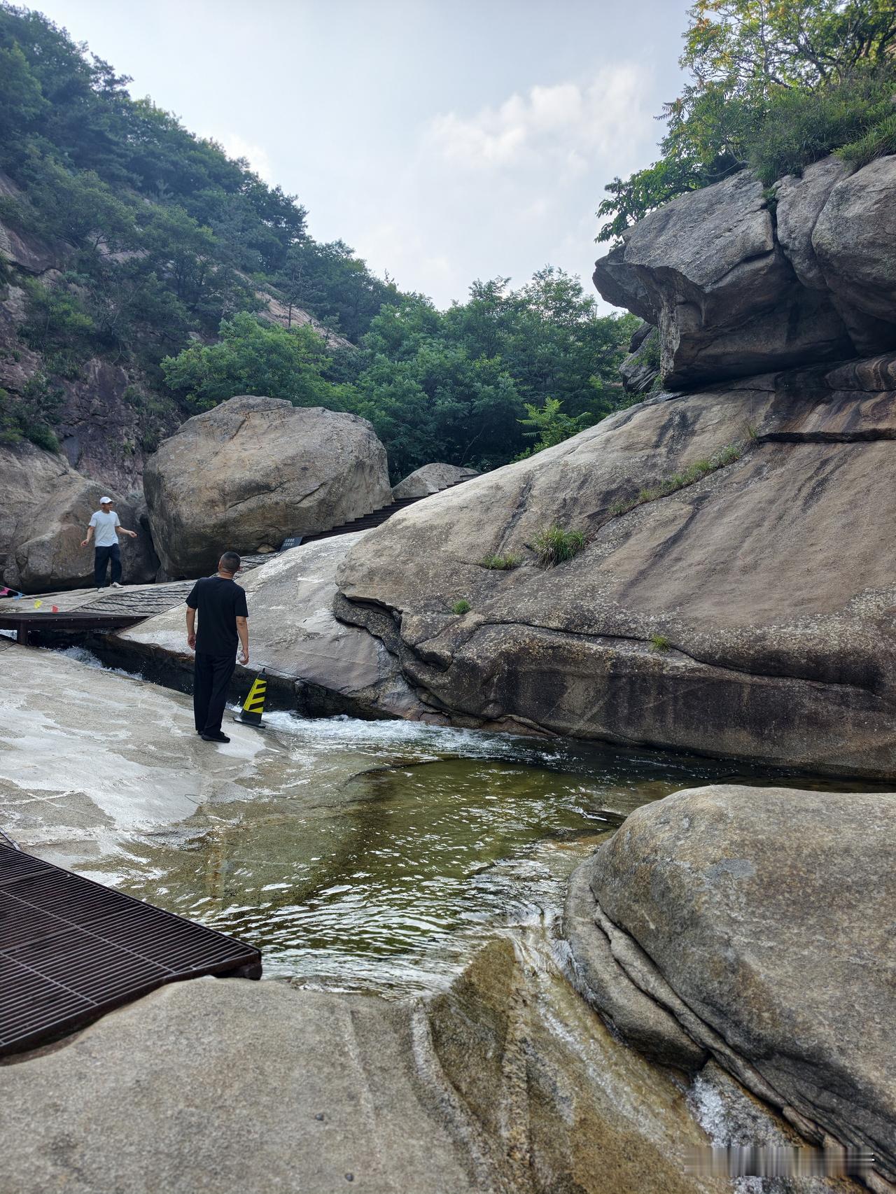 胶东最美的峡谷，推荐一游。
无染寺，国家4A景区，地处烟威交界的昆嵛山南麓，素有