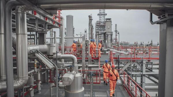 美国对塞尔维亚石油工业公司的制裁正式生效，迫使该国面临艰难抉择：要么从俄罗斯股东