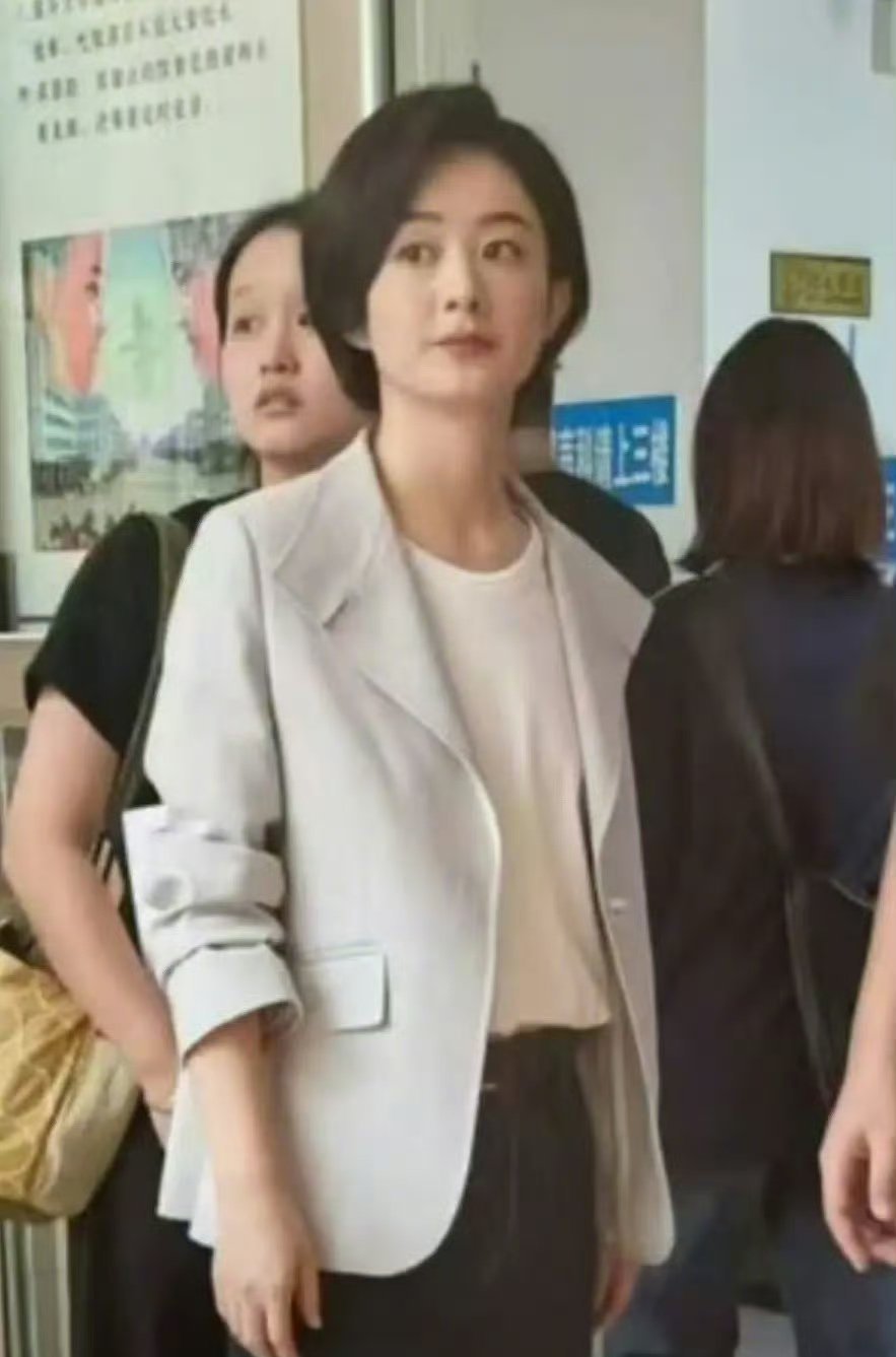 赵丽颖头发更短了！好干练的感觉[哇] ​​​