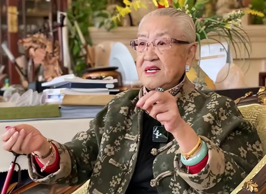 原国防部长耿飚的长女，一夜之间被查封了所有资产，她选择出走美国。在离开时她发誓：