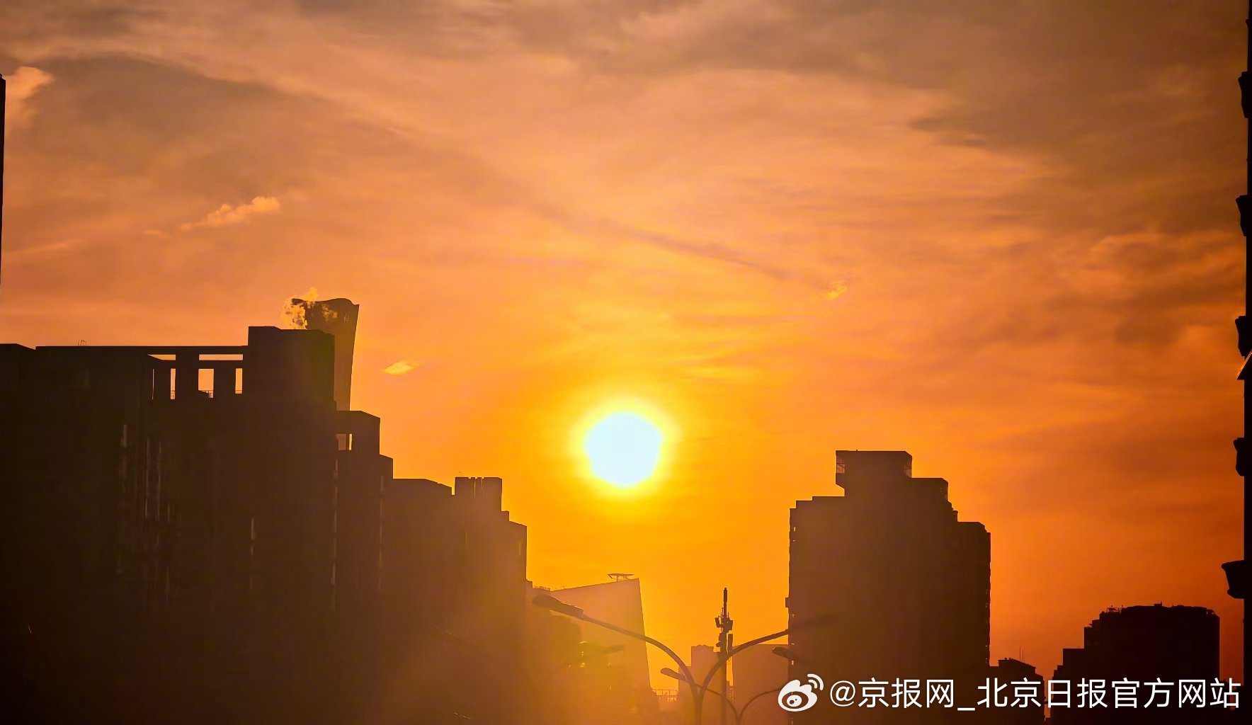 【#北京热烈晚霞说周末到了#】#北京夕阳像颗流心蛋黄酥# 3月6日傍晚，北京的天