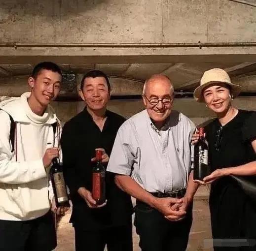 蒋雯丽儿子长这么高了，他的相貌大部分遗传了妈妈基因，长得温和清秀，身材高挑。幸亏