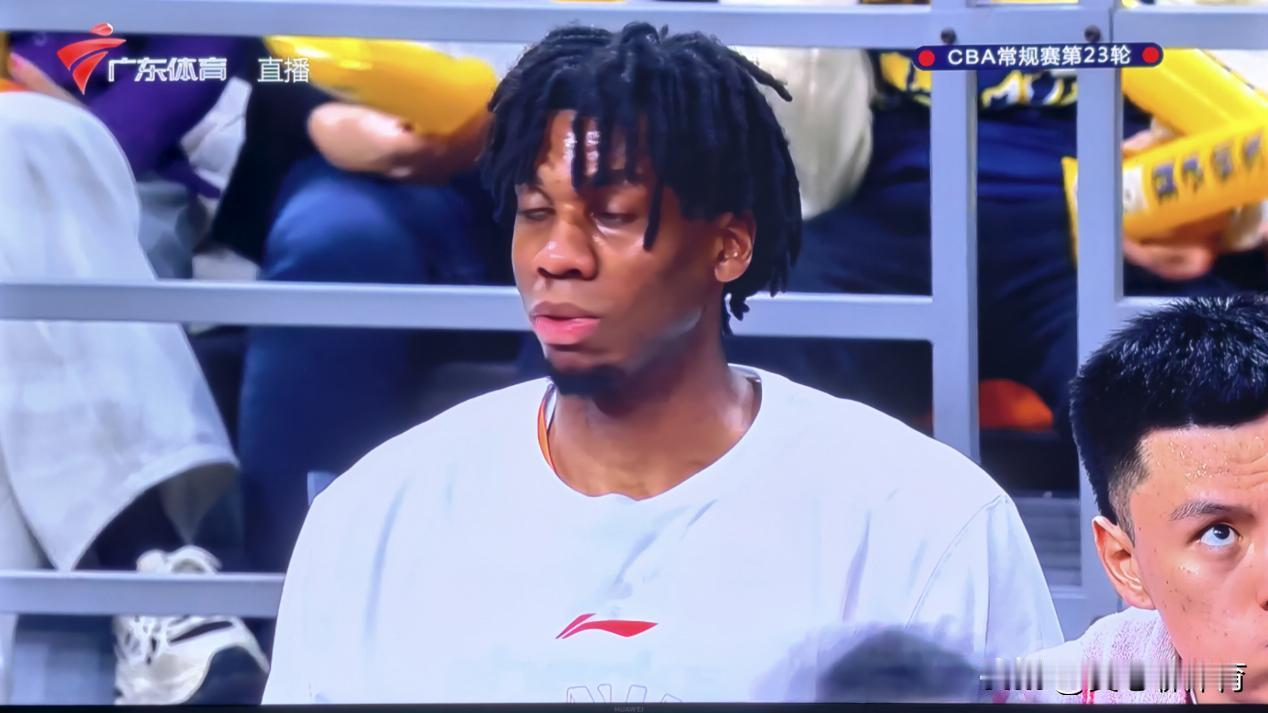 面对拥有怀特塞德和王哲林两名强力中锋的上海久事，广东东阳光在油漆区劣势明显，萨姆