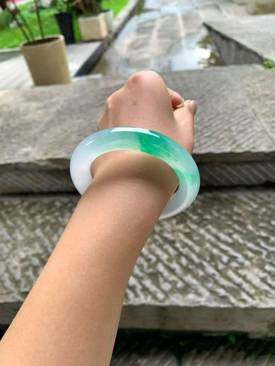 冰飘花圆条手镯，通透起胶，完美中六价，圈口56.2*12*12.2mm