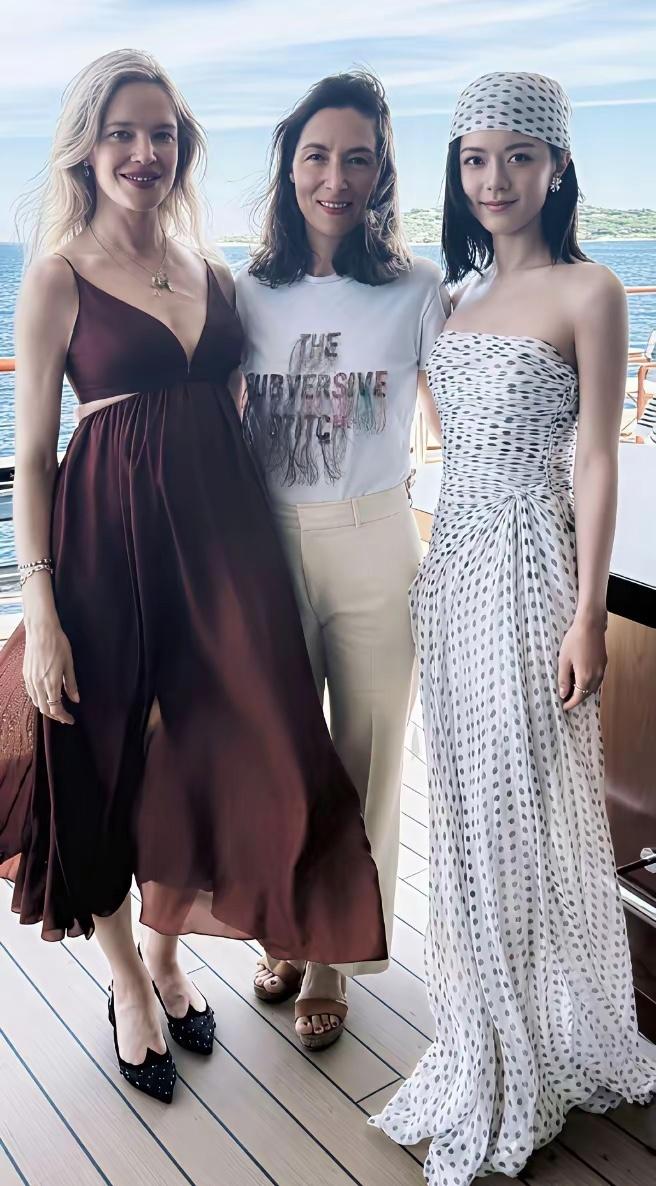 以前觉得赵金麦顶多算个小美女，直到看到这个合照，气场太强了。 ​​​
