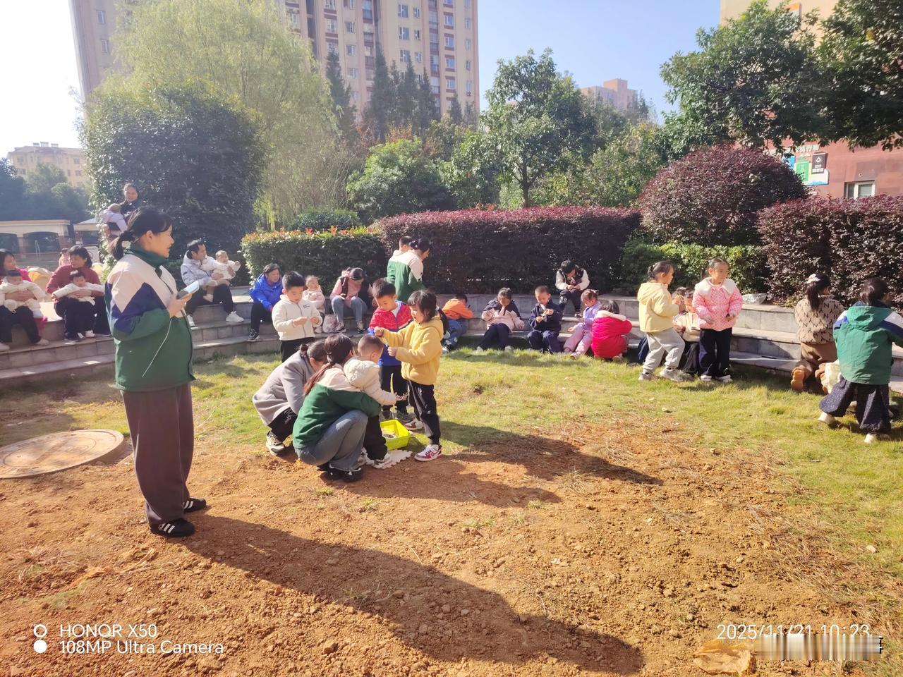 11月21日幼儿园小朋友在小区活动