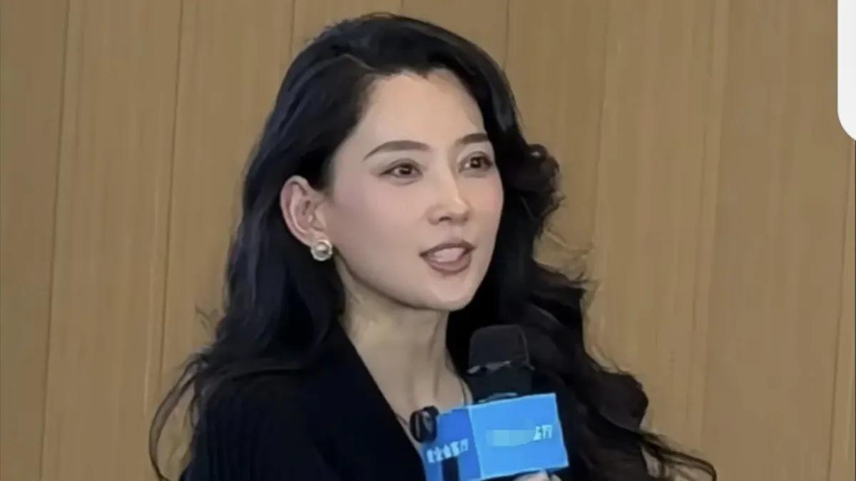 汪峰的女友森林北近期口碑实现了华丽的逆袭，她以其出众的气质赢得了众多关注与赞誉。