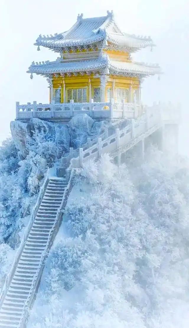 我欲乘风归去，又恐琼楼玉宇，高处不胜寒。

上联：
琼楼玉宇瑞雪装修升值
下联：