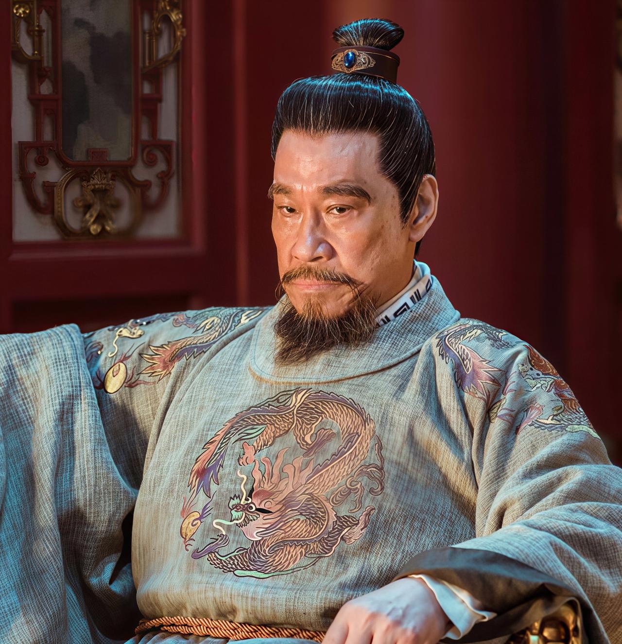 建文元年七月，朱棣在燕王府誓师起兵，朱棣正在鼓励士气，突然狂风暴雨，王府青瓦被大