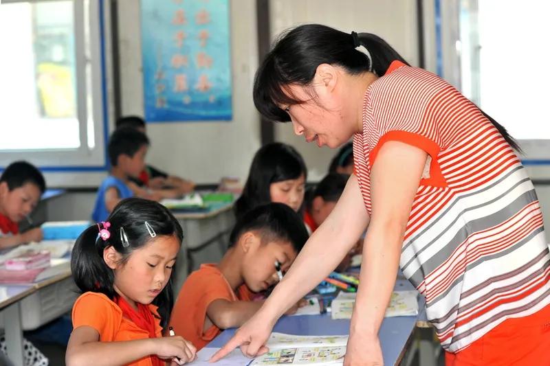 其实，教师心里都是想要撤掉中心校的。
中心校里，养的都是大爷。
中心校的成员，要