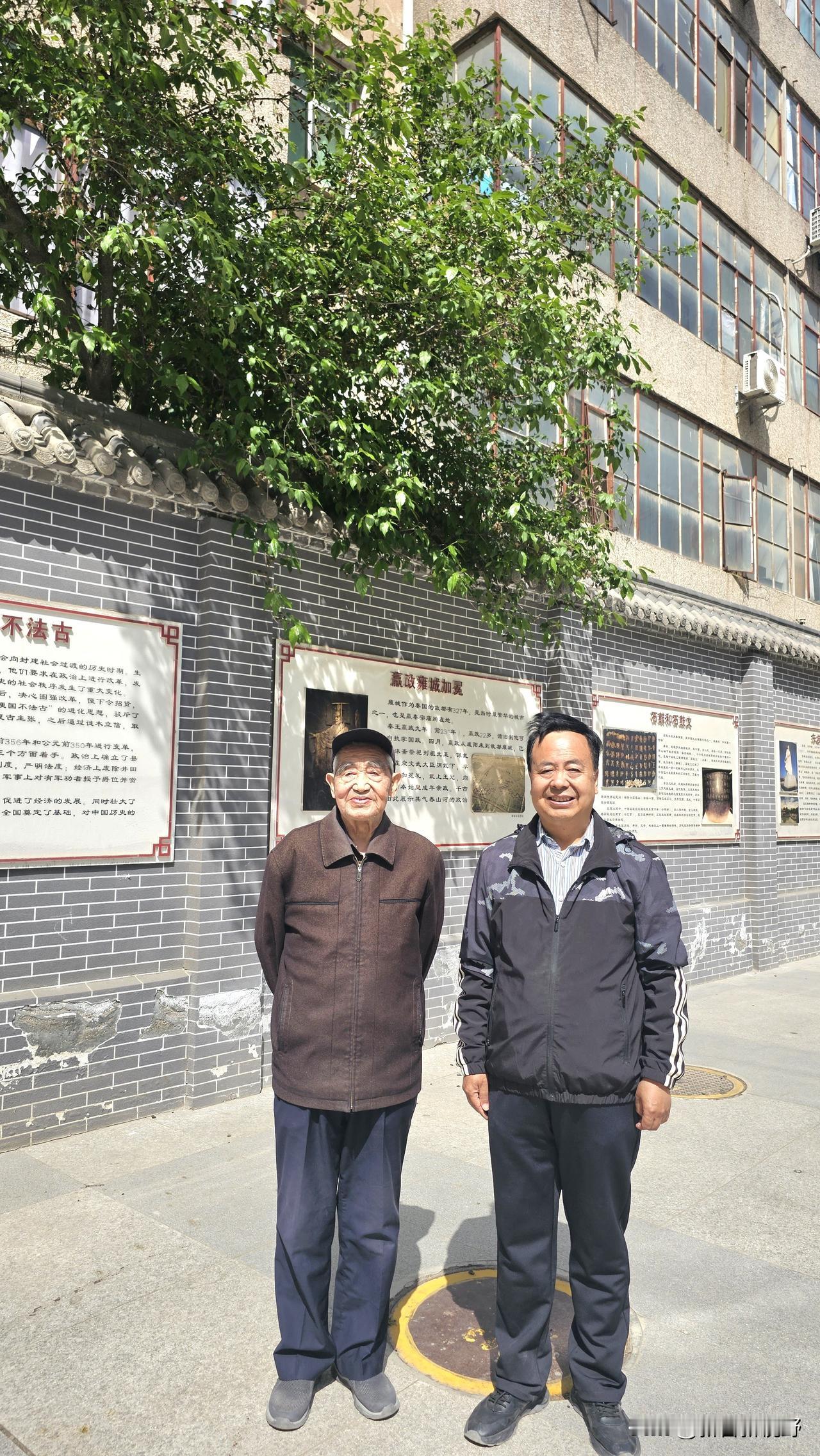 与凤翔政协原副主席、凤翔书法家协会创始会长、91岁文化名人马耀堂在凤师广场梅花树