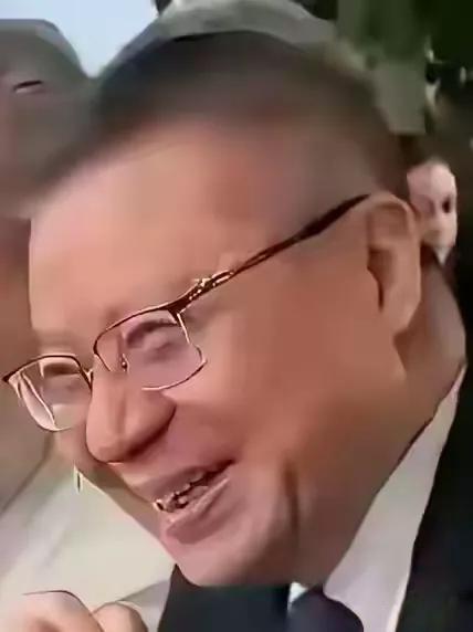崇拜他的人把他当做牧师，
反对他的人把他当做巫师！
中国命理学有一条重要定律：