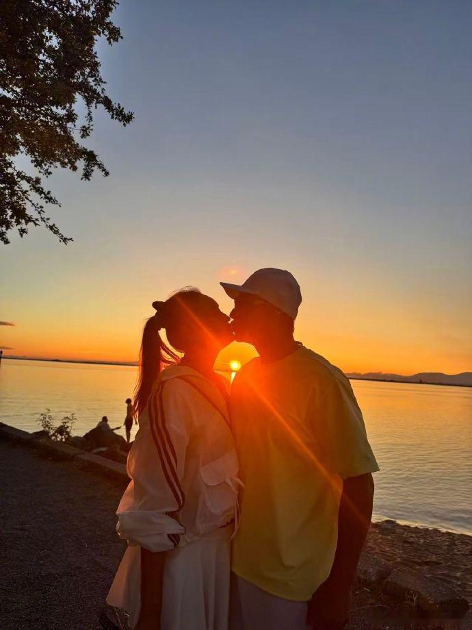 刘畊宏vivi夕阳下接吻 刘畊宏和vivi的七夕合照也太绝了！夕阳下的剪影接吻，