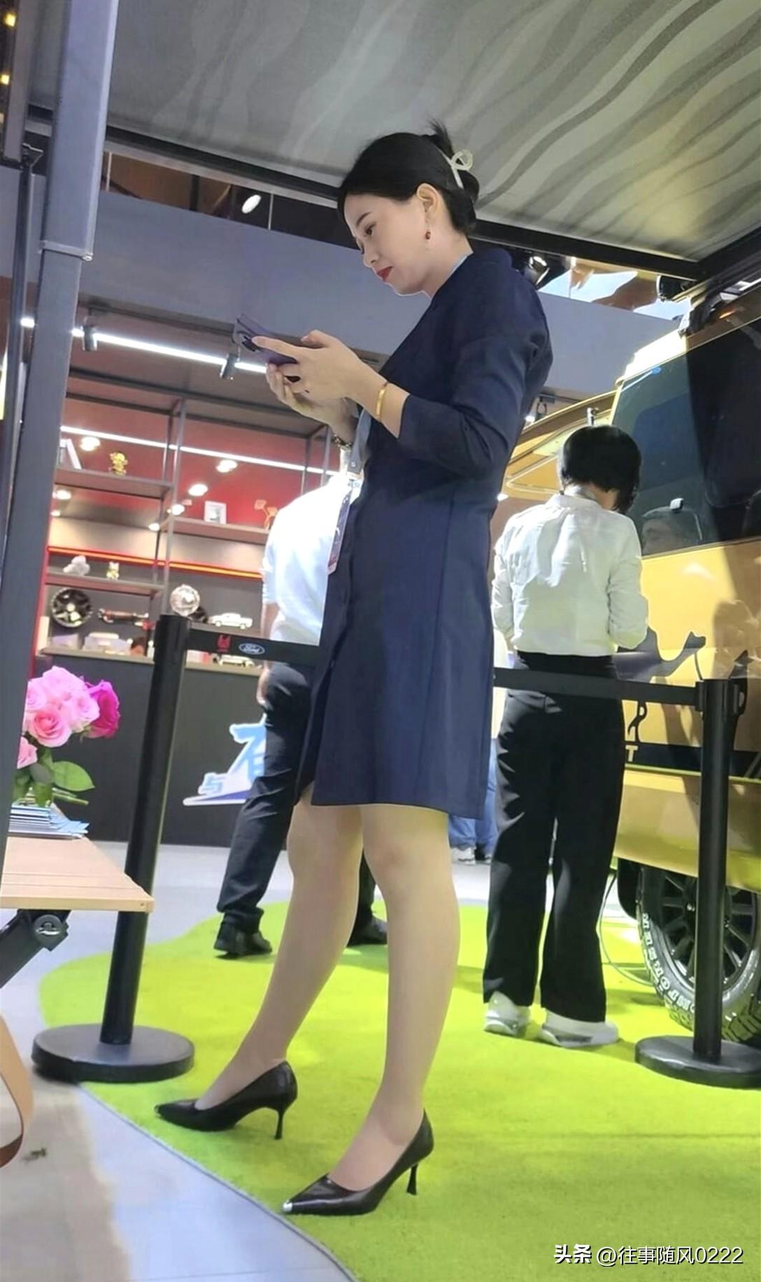 职场穿搭怎样更显女人味?职场穿搭想更显女人味，有不少妙招。像职场西装穿搭就很绝。