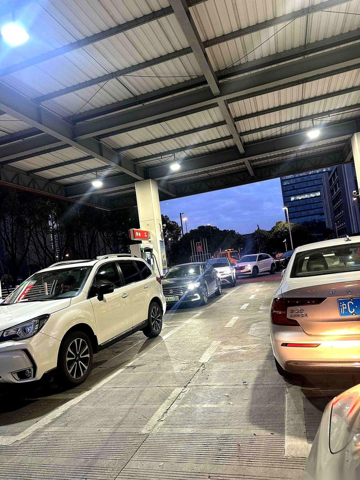 上海嘉定，晚上十点，中石化的加油站，车灯排成了一条龙，尾巴直接甩到大马路拐角。