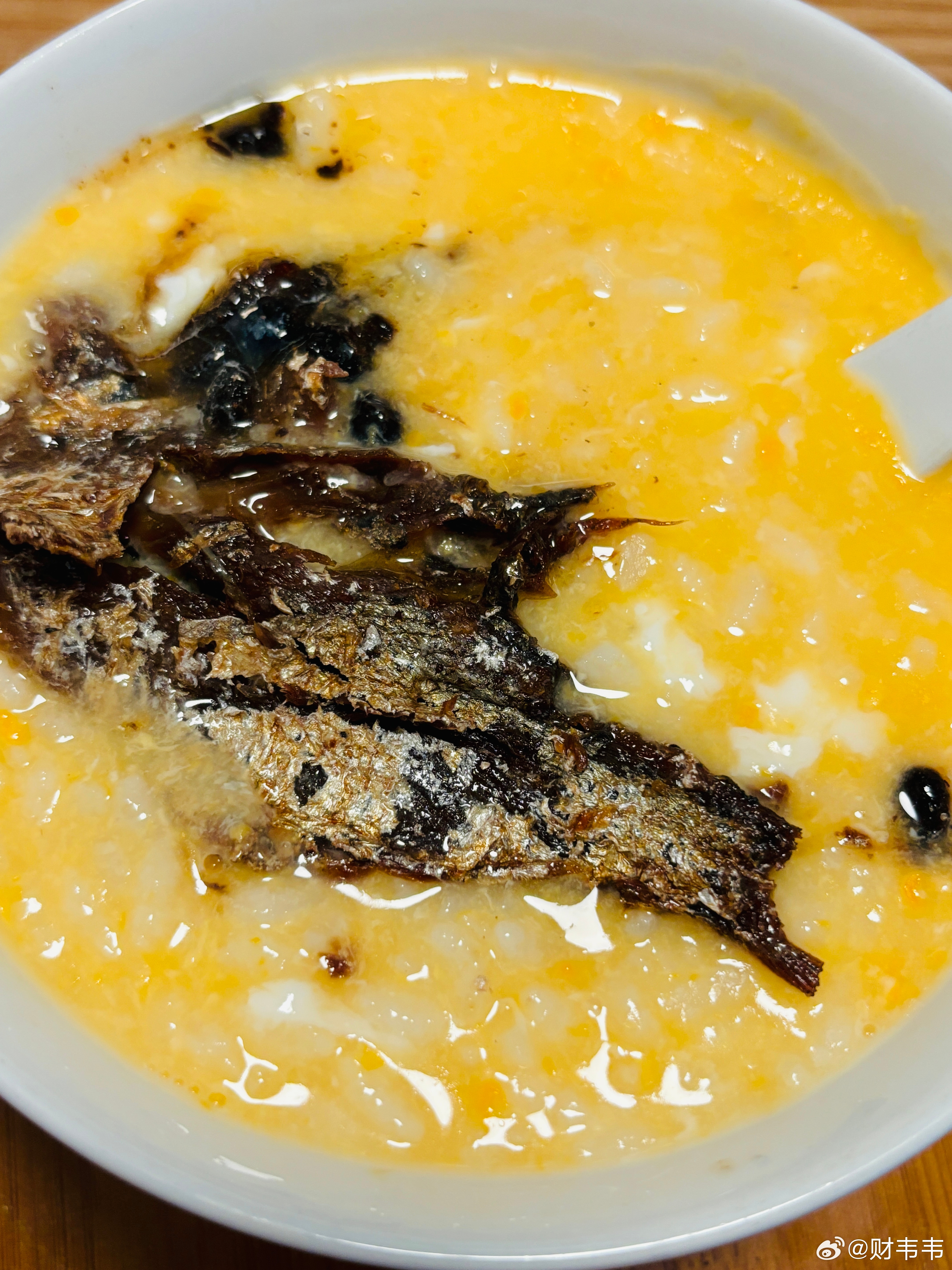 在家吃个简单的早餐，鸡蛋粥。已经到了吃不惯外面菜的年纪了 欲买桂花同载酒中，终不