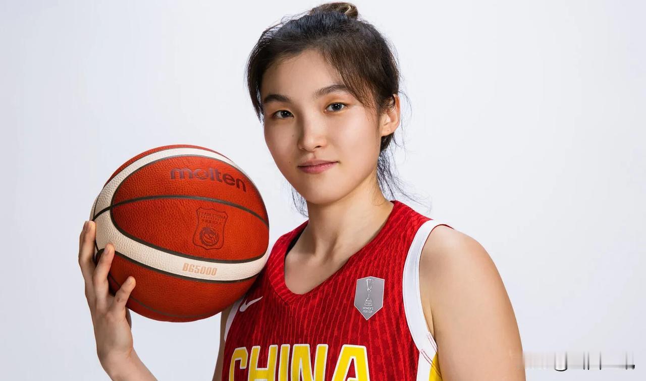 顶替李梦空缺的原来是她-翟若云。
今晚中国女篮出战亚洲杯，小组赛第一个对手便是印