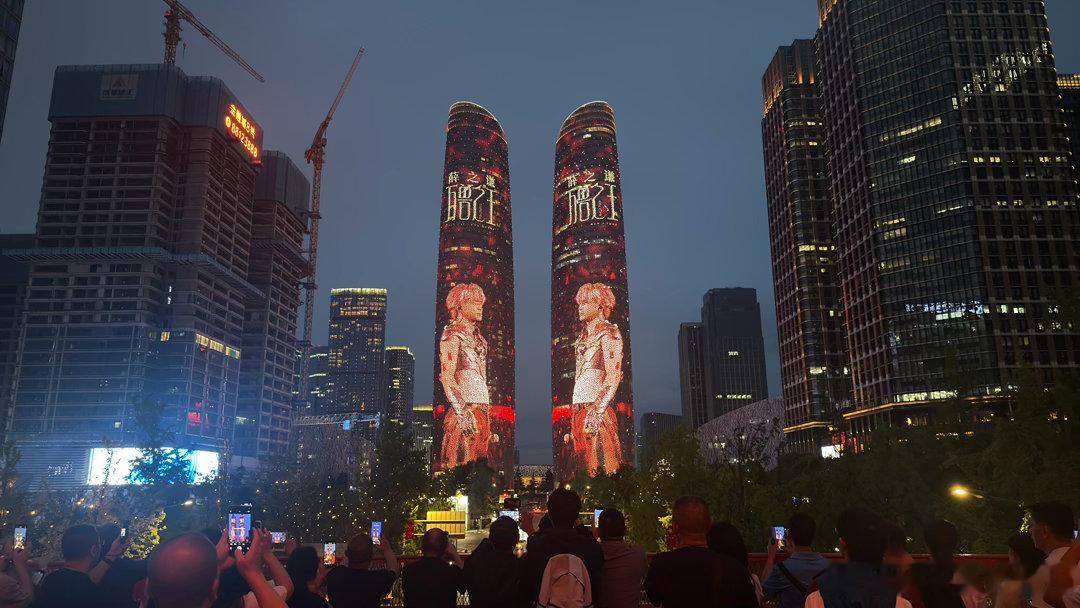 薛之谦霸屏成都双子塔薛之谦成都7连唱排面拉满万兽之约的脚步越来越近，蓉城双子塔率