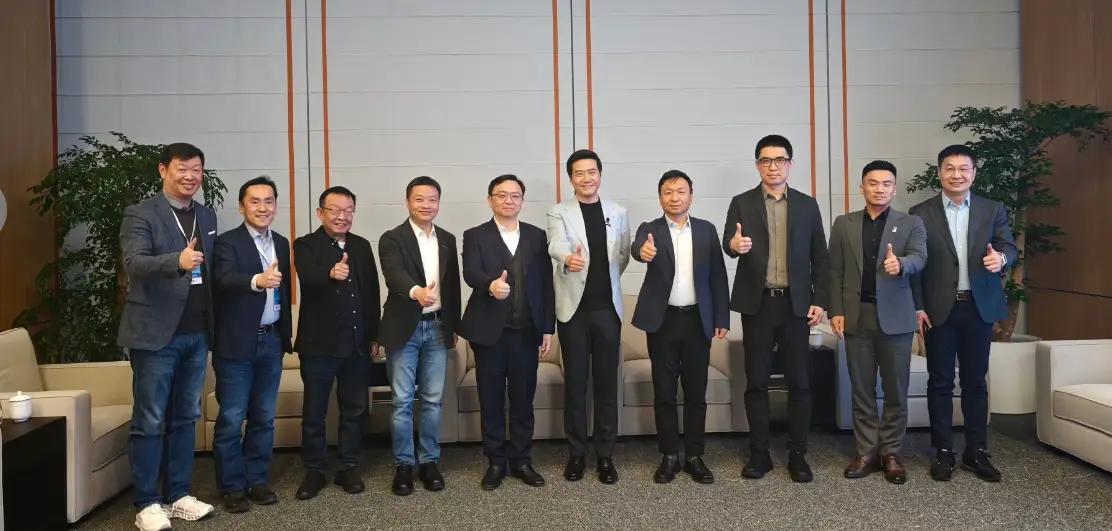 可以说这一次雷军发布新款SU7，将中国新兴的车企的掌门人基本上都请来了，有着比亚