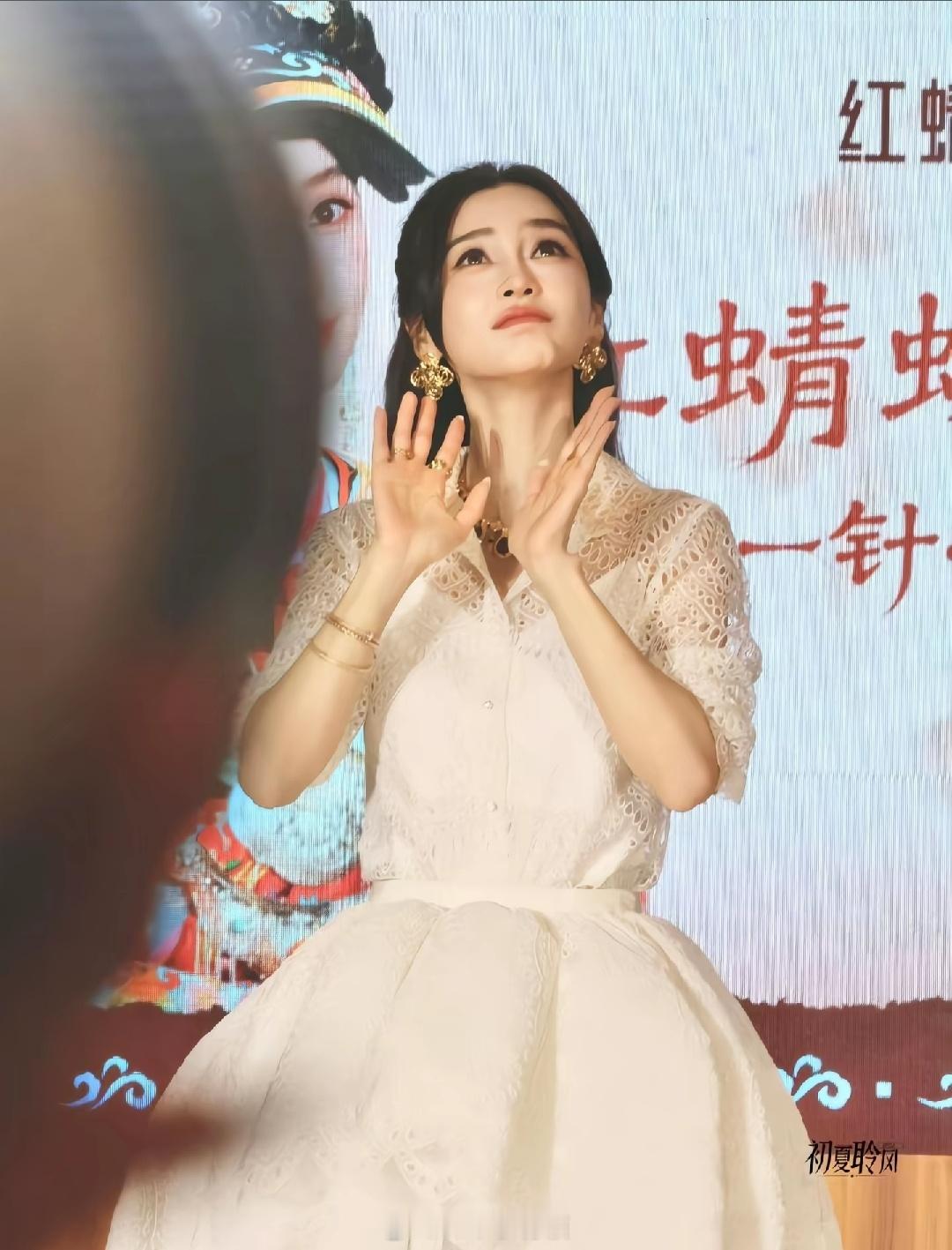 这个angelababy  真angel来的  baby姐  看粉丝哭了  自己