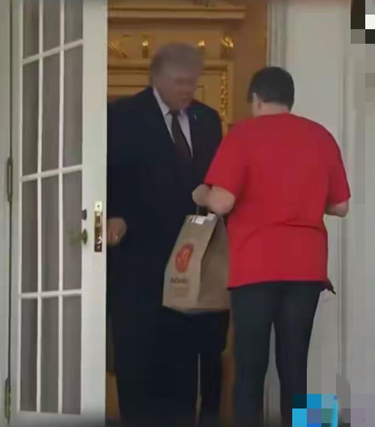 哈哈哈特朗普门口拿外卖视频曝光！
总统还能点外卖，当外卖员被问“特朗普给小费大方