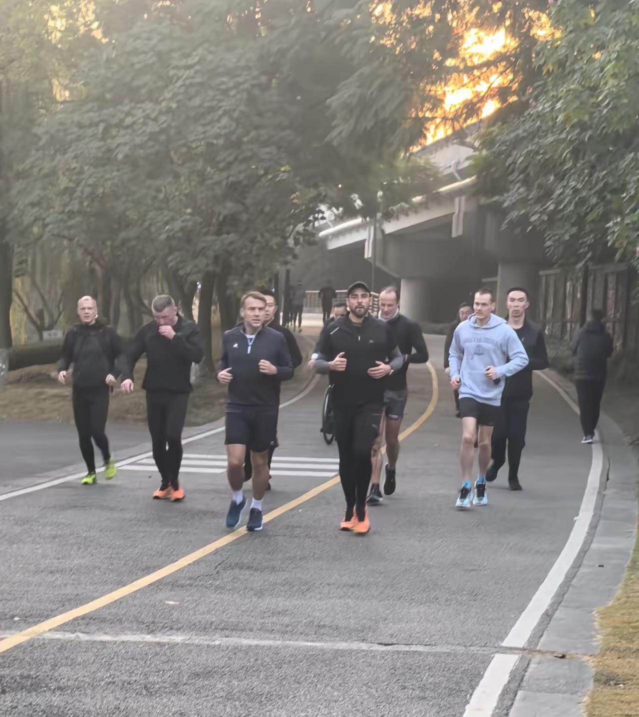 说实话在我们成都就是不带保镖，他自己一个人跑，都不会有安全问题。路上估计都没几个