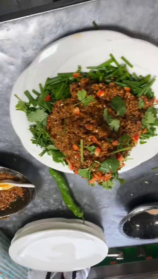 这什么玩意知不知道？风味土豆泥。风味土豆泥，东北大酱，东北酱加土豆泥，这水多了。