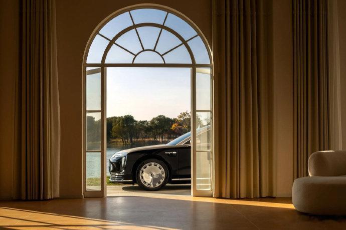 和朋友出门开尊界S800，出行质感确实很出众。智驾畅行模式跑长途足够省心，辅助驾