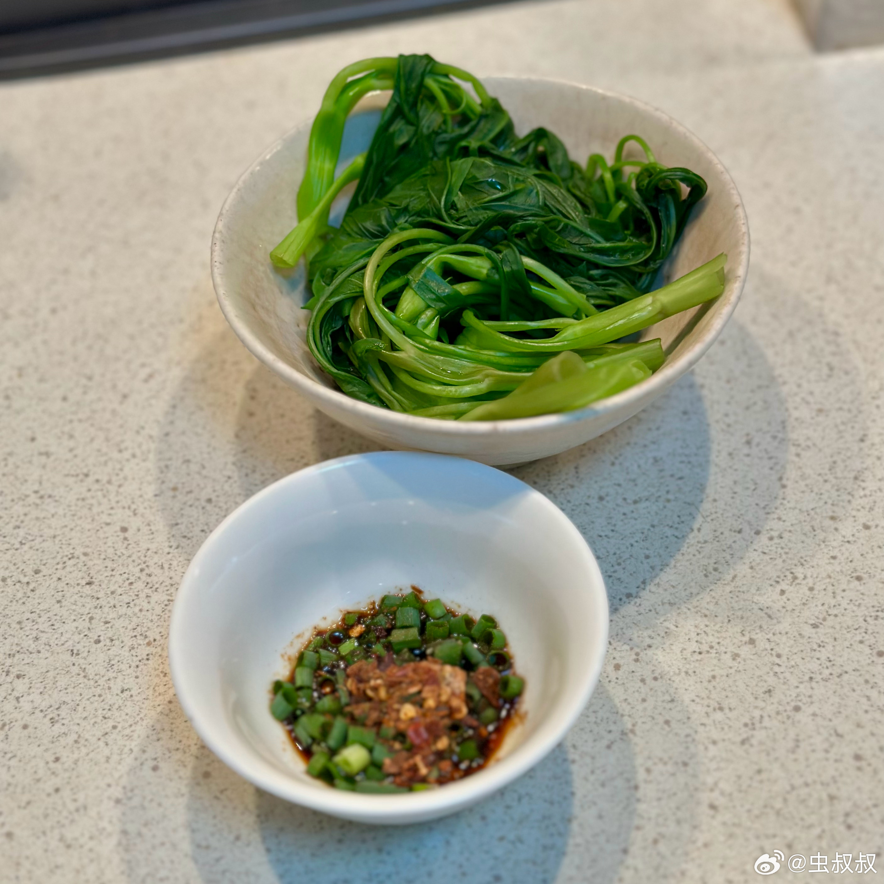 午餐。炖鸡米线➕空心菜➕贵州蘸水。鸡腿是去皮后炖的，汤里还有一些油，就不撇掉了。