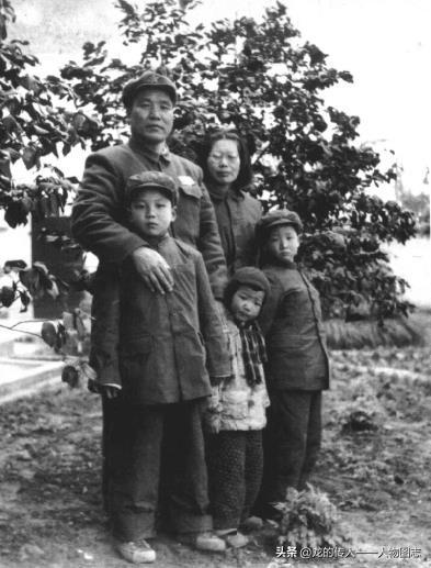 1953年，李达、张乃一夫妇与孩子们在重庆合影。前排左起:李健民、李彤妍、李仲民