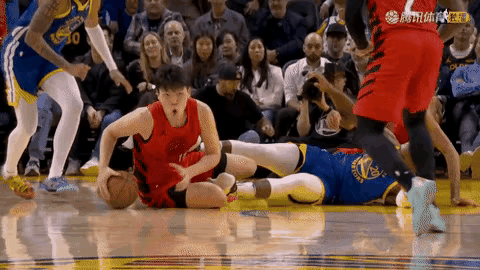 杨瀚森今天上场12分钟，三分球三投一中得到3分2篮板，为了拼抢篮板脑袋狠狠的撞在