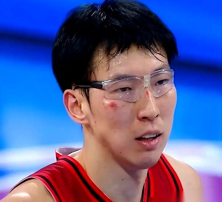 周琦那么大个儿，直挺挺砸在徐杰身上的时候，我隔着屏幕都感觉骨头疼。
结果一堆人追