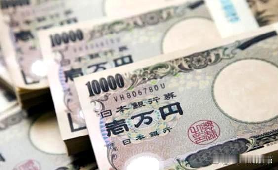 日本的经济现状让人堪忧，日元贬值的背后，揭示了深层次的危机。近日，日元汇率逼近1