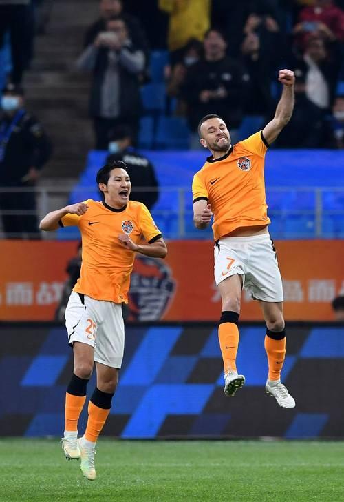 新赛季中超16支球队，真正有降级之忧的只有两支，不包含武汉三镇队。
武汉三镇签下