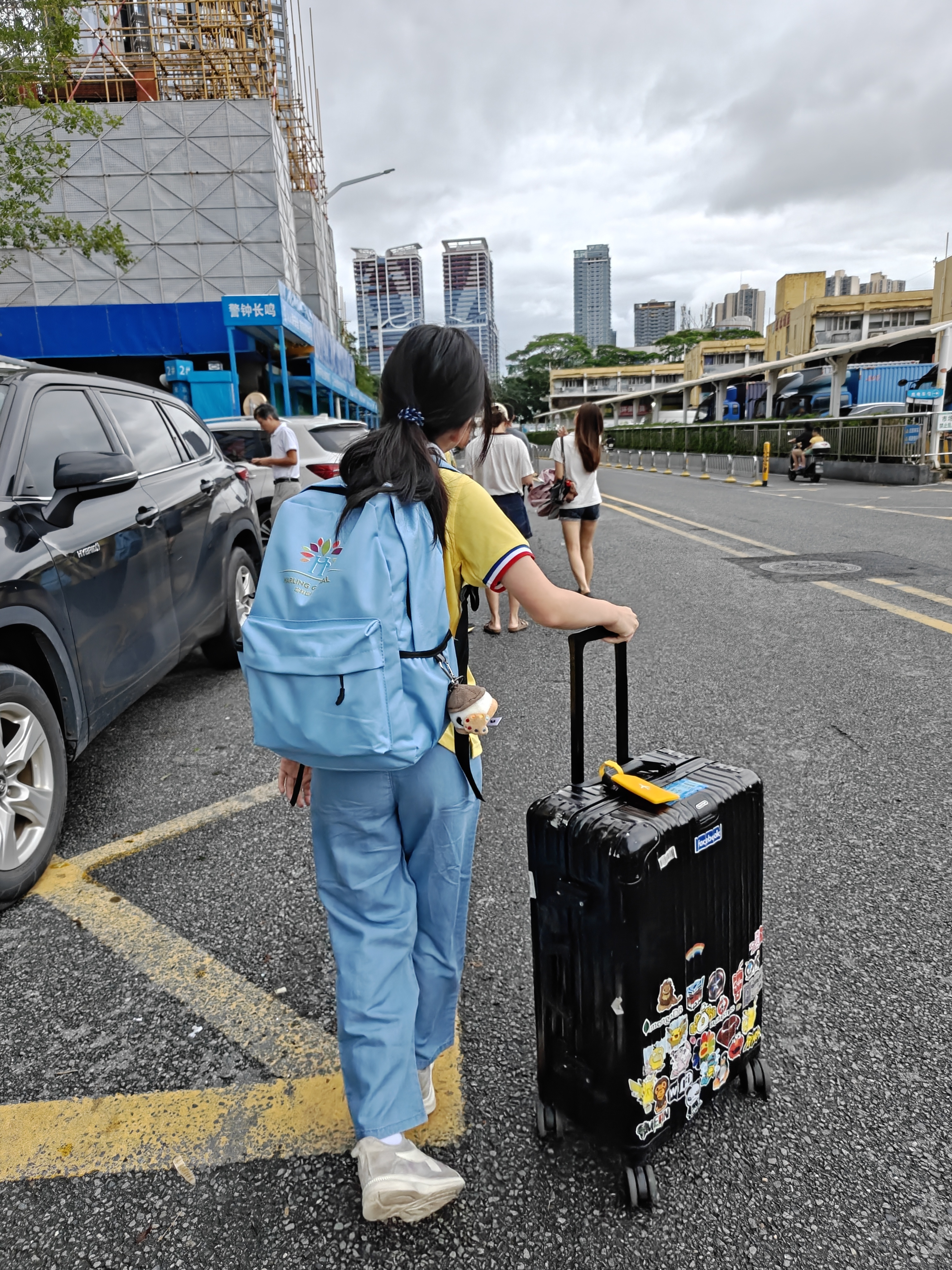 儿行千里父担忧逆子正式开启夏令营之旅了朋友圈里大家看着长大的小妞现在要独自一人离