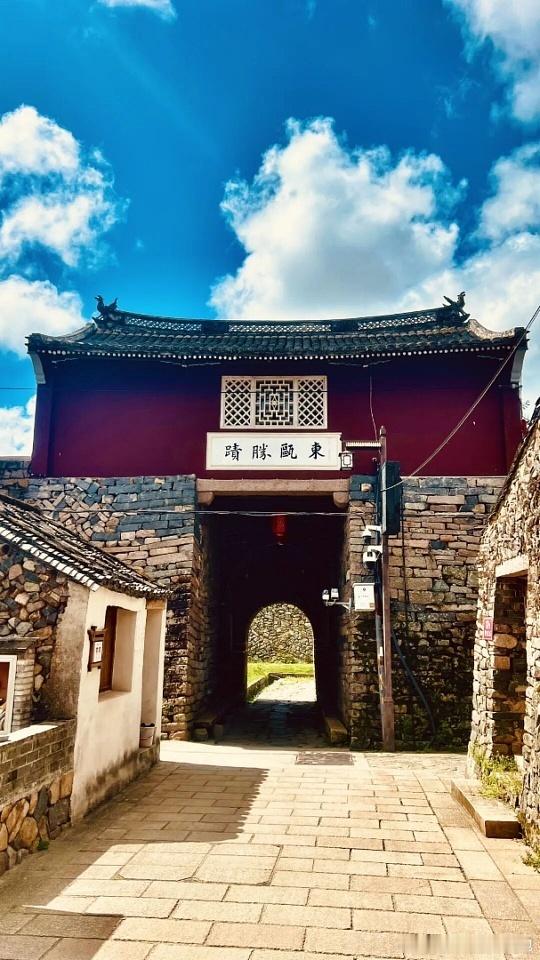 藏着六百年岁月的蒲壮所城太适合散心闲逛，走入古城街巷，浓密屋檐遮住烈日，老街满是