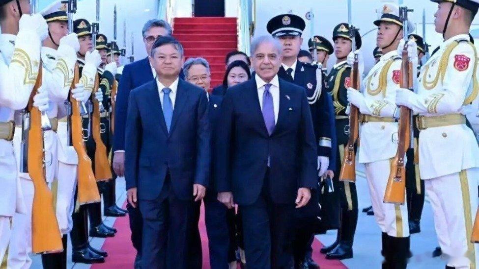 凤凰新闻【两个铁杆来到中国：一个当场落泪，一个带来喜讯】这个5月，世界至少两大焦