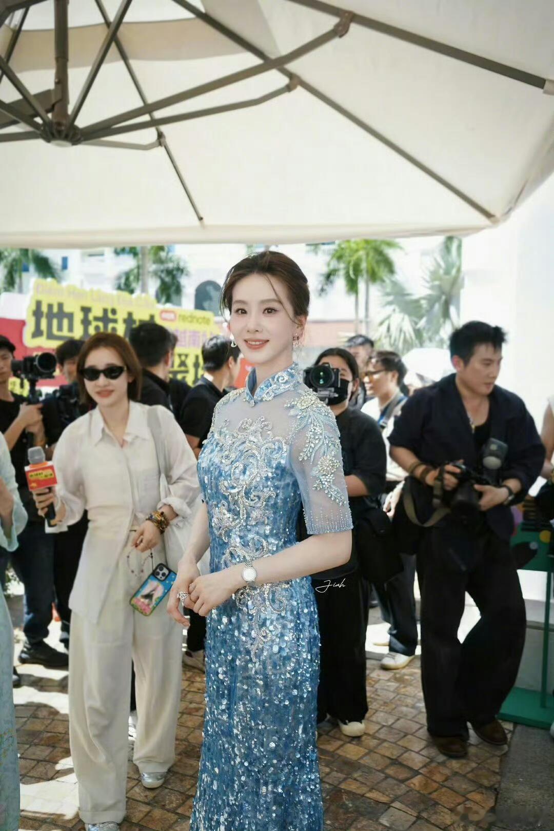 刘诗诗旗袍簪花从发间簪花到衣摆暗纹，她把东方美学穿成了流动的诗——抬眸是婉约，垂