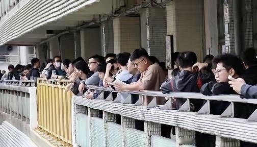 美国彻底破防了！谁能想到，一直被美国牵着鼻子走的台湾，这次居然硬气了一回，直接把