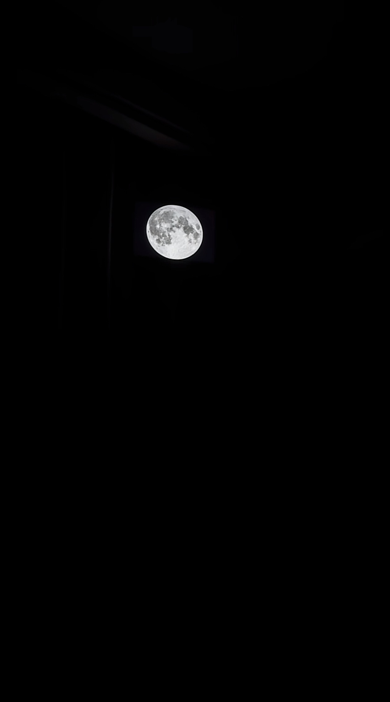 今晚的月亮真圆🌕直到看到图二🙃↓ 