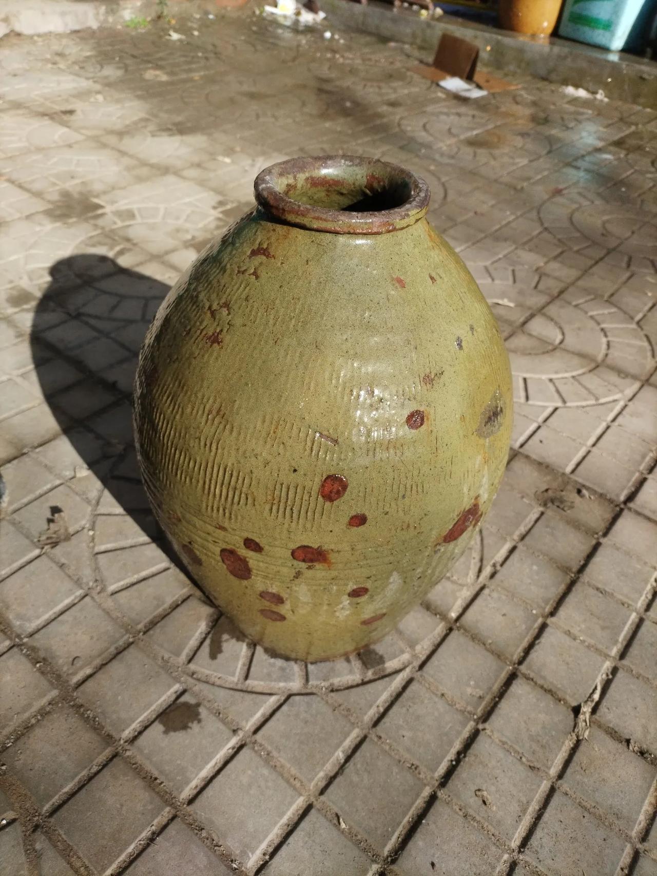 翻修老房子时，偶然发现了一个破旧的坛子，爷爷说这是土改那年从地主家分到的，应该有