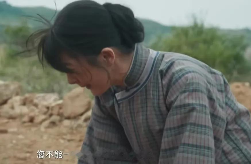 《生万物》宁绣绣种的药苗子被刨了，她老公公上来就骂她，封大脚就在一旁听着，一句话