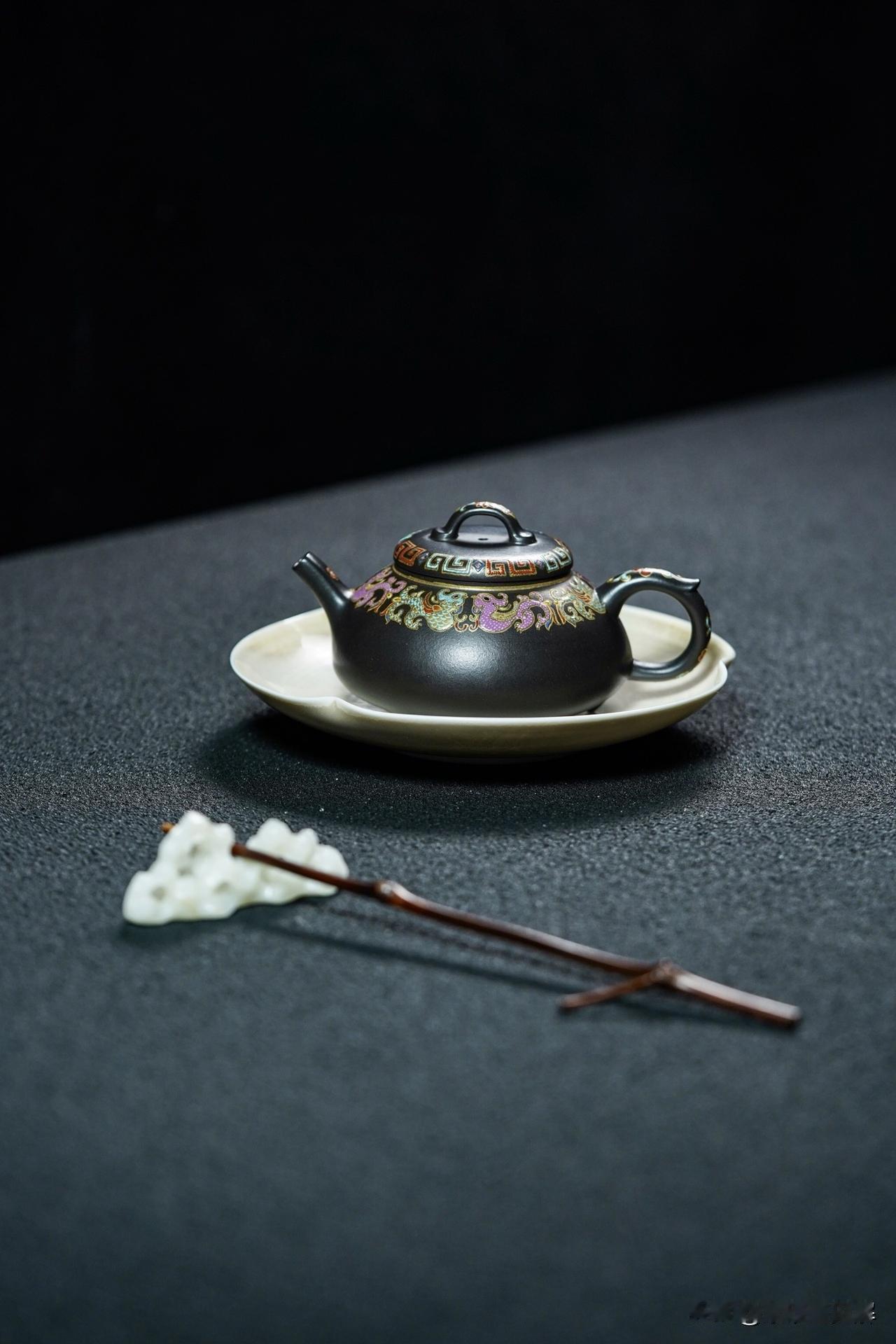 茶壶有很多种，陶的、瓷的、金的、铁的、铜的、锡的……。在众多紫砂壶中，如何挑选到