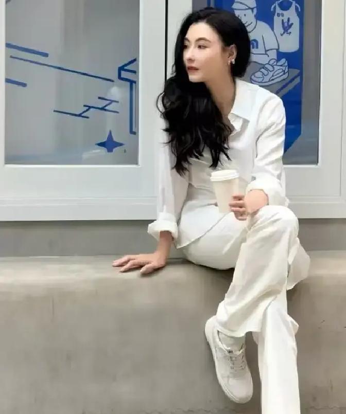 张柏芝晒二儿子动态上热搜！遗传高颜值当排球队长，现状太让人羡慕

谁能想到当年顶